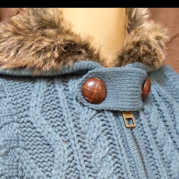 Knitted vest with faux fur lined hood - Picture 3 of 8